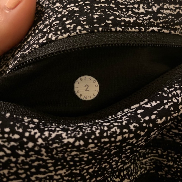 Lululemon Black&White Patterned Cropped Leggings - Picture 4 of 4